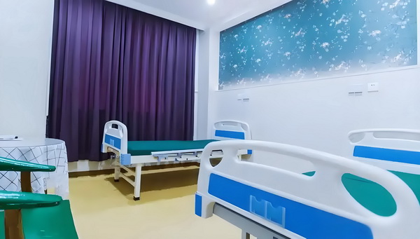演硬汉成名却情路坎坷，8年不敢谈恋爱，遇小10岁的她成宠妻狂魔
